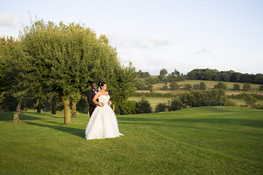 wedding photographer for natural wedding photos